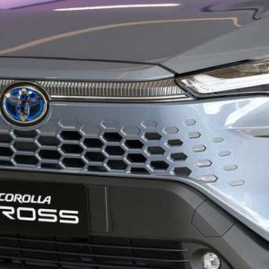 EMBLEMA LOGO PARRILLA FRENTE COROLLA CROSS HIBRIDO 2024-2026 *LINEA NUEVA* SPT