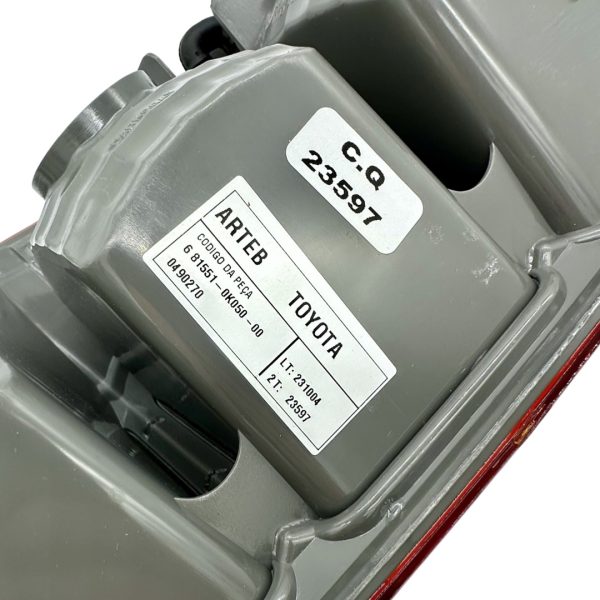 FARO TRASERO HILUX 2005-2011 DERECHO *ORIGINAL* - Imagen 3