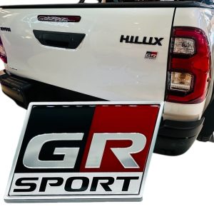 EMBLEMA *GR* DE PORTON HILUX 2020-2025 GR