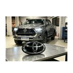 EMBLEMA LOGO PARRILLA HILUX SRX 2021-2026 ORIGINAL - Imagen 6